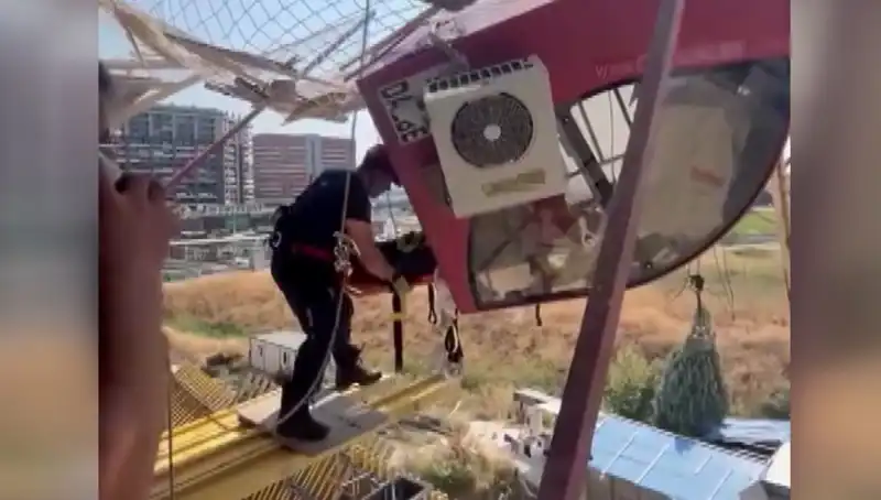 Kule Vinç Devrildi: Operatörün Zor Anları Videoya Yansıdı
