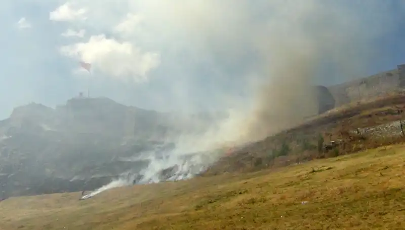 Kars Kalesi Eteklerinde Yangın Panik Yarattı: Anız yangını köyü tehdit ediyor!