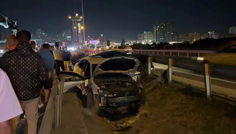 İki Otomobil Yol Ayrımında Boşluğa Düşerek Kaza Yaptı!