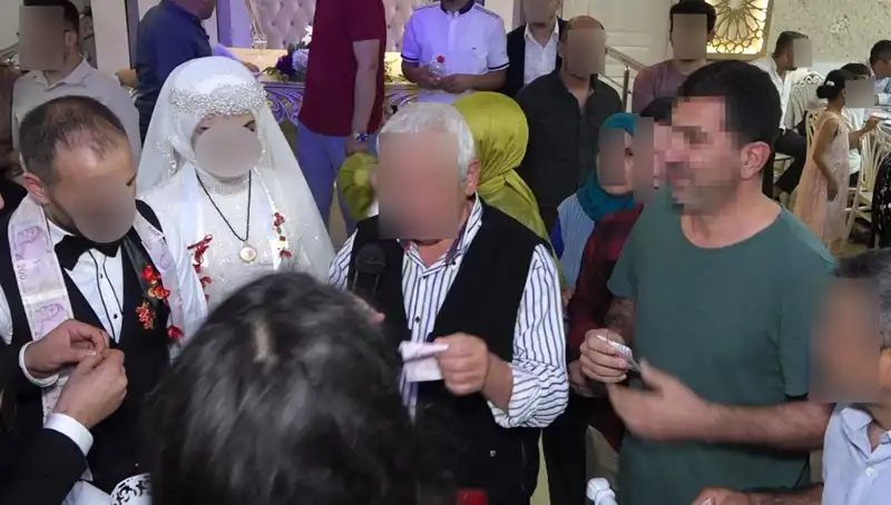 Davetsiz Düğüne Gidip Takı Çalan Kadın Olay Oldu!