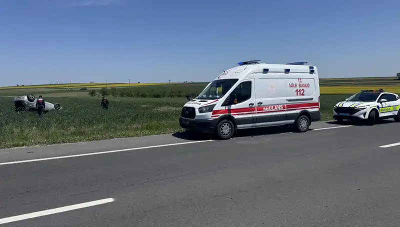Edirne'de Devrilen Otomobilin Sürücüsü ve Eşi Hastanelik Oldu